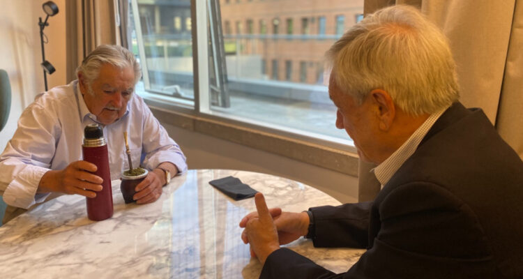 José Mujica se reúne con Sebastián Piñera durante visita a nuestro país