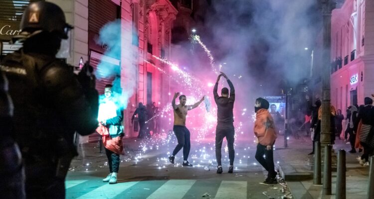 Policías vigilan las celebraciones marroquíes en París.