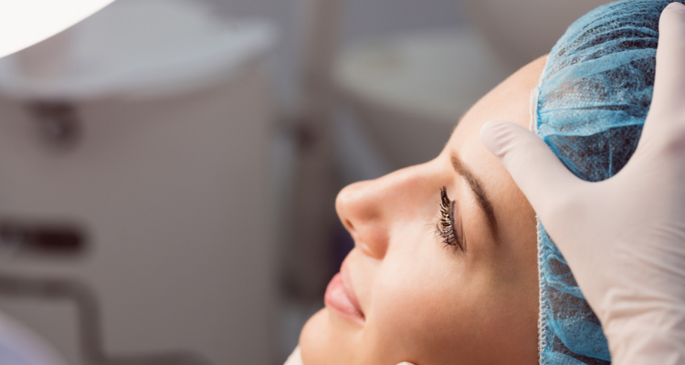 Mujer siendo operada de la nariz. Crean nariz en impresora 3D