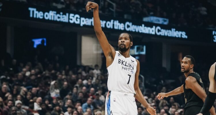 Kevin Durant se metió entre los 15 máximos anotadores en la historia de la NBA.