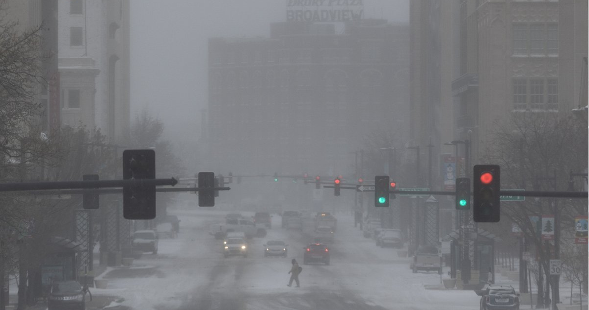 La tormenta invernal se hacía sentir sobre Wichita, Kansas, con intensos vientos mientras la temperatura caía en picada.