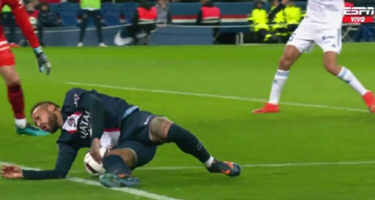 Neymar fue expulsado por una torpe simulación con el PSG