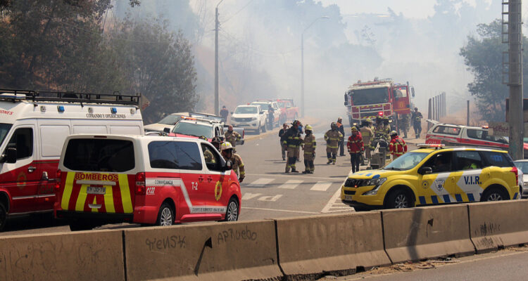 Onemi ordena evacuación de cuatro sectores de Melipilla por incendio forestal sin control