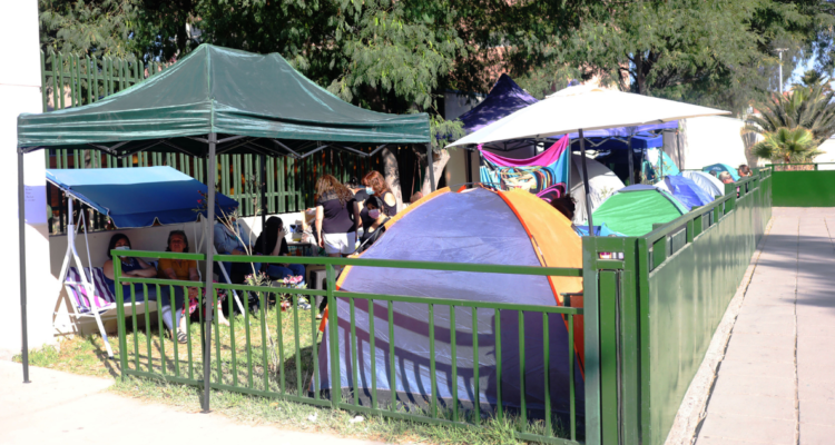 Padres acampan afuera de escuela en Copiapó
