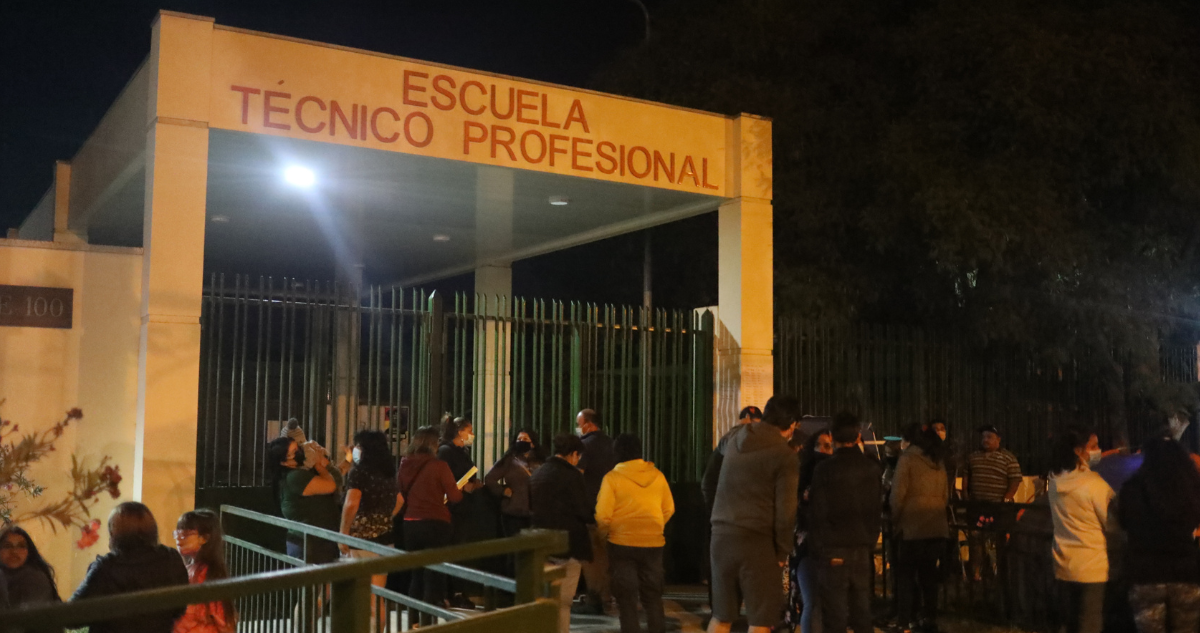 padres acampan afuera de escuela en Copiapó