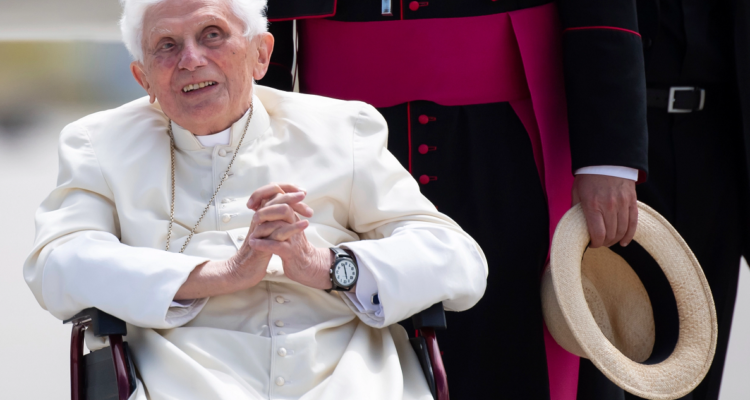 El papa emérito Benedicto XVI, el 22 de junio de 2020 en el aeropuerto de Múnich, Alemania, después de visitar a su hermano.