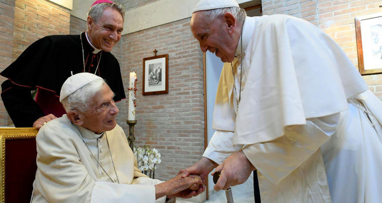 El papa Francisco saluda al papa emérito Benedicto XVI el 27 de agosto de 2022 en Ciudad del Vaticano.