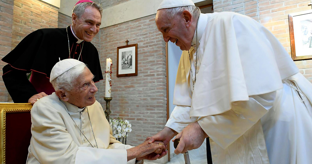 El papa Francisco saluda al papa emérito Benedicto XVI el 27 de agosto de 2022 en Ciudad del Vaticano.