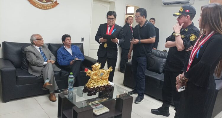 Fotografía cedida por la Oficina de Administración de Justicia que muestra al destituido presidente peruano Pedro Castillo junto a su ex primer ministro Anibal Torres, mientras permanece detenido, en la Prefectura de Lima