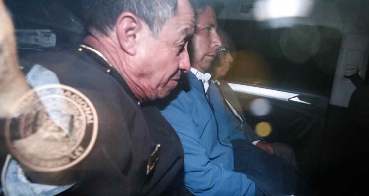 – El destituido presidente de Perú Pedro Castillo sale detenido en un vehículo policial de la Prefectura de Lima.