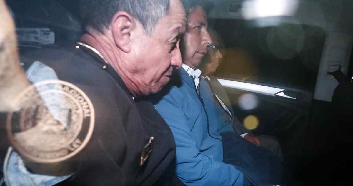 – El destituido presidente de Perú Pedro Castillo sale detenido en un vehículo policial de la Prefectura de Lima.
