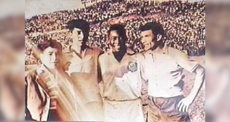 Pelé posando con jugadores de Naval en el estadio El Morro.