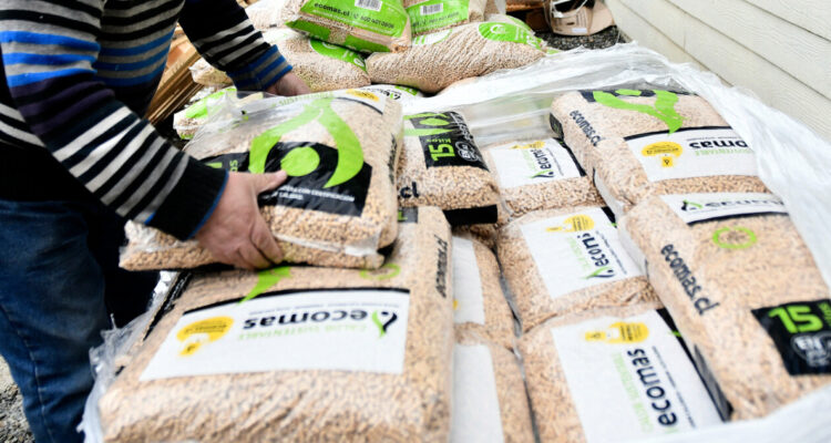Gobierno inicia plan de abastecimiento de pellet en Los Ríos: consumidores piden subsidio