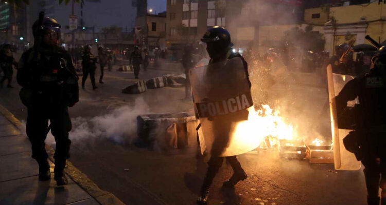 Perú se sume en ola de violencia con 7 muertos y centenar de policías heridos