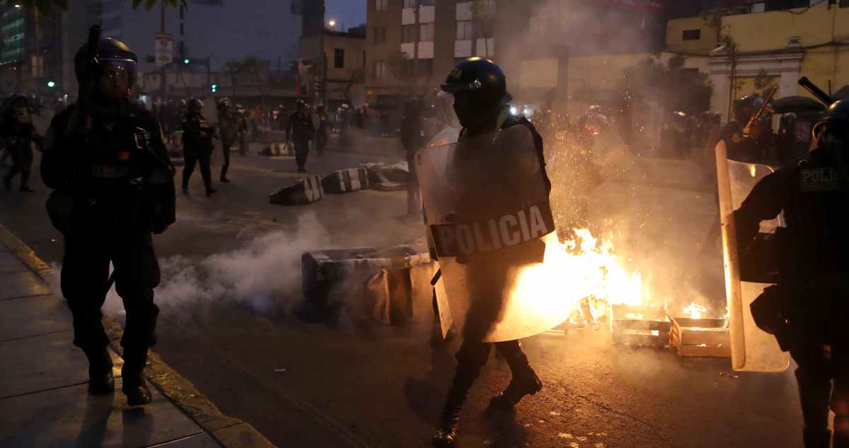 Perú se sume en ola de violencia con 7 muertos y centenar de policías heridos