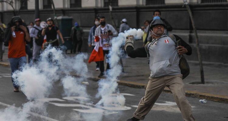 Aumentan a 22 los muertos en Perú en medio de protestas por la crisis política