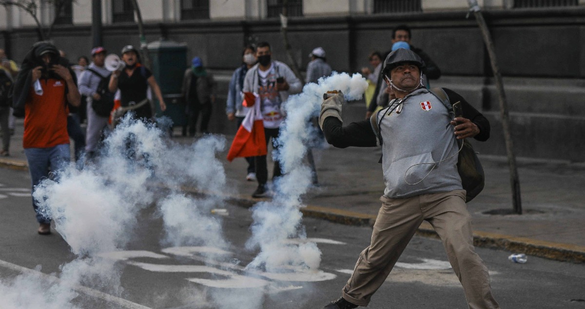 Aumentan a 22 los muertos en Perú en medio de protestas por la crisis política