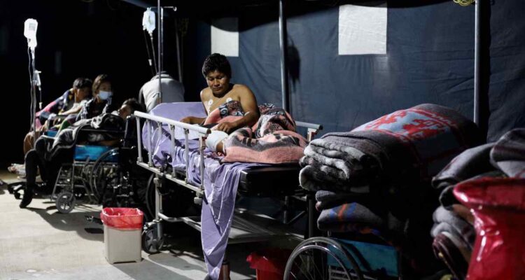 Heridos son atendidos en el hospital regional de Ayacucho tras una jornada de protestas, hoy, en Ayacucho (Perú). Al menos nueve manifestantes fallecieron en el primer día de aplicación del estado de emergencia en Perú, que suma 17 muertes desde este domingo en las marchas contra la presidenta Dina Boluarte, el Congreso y por la convocatoria de una asamblea constituyente.