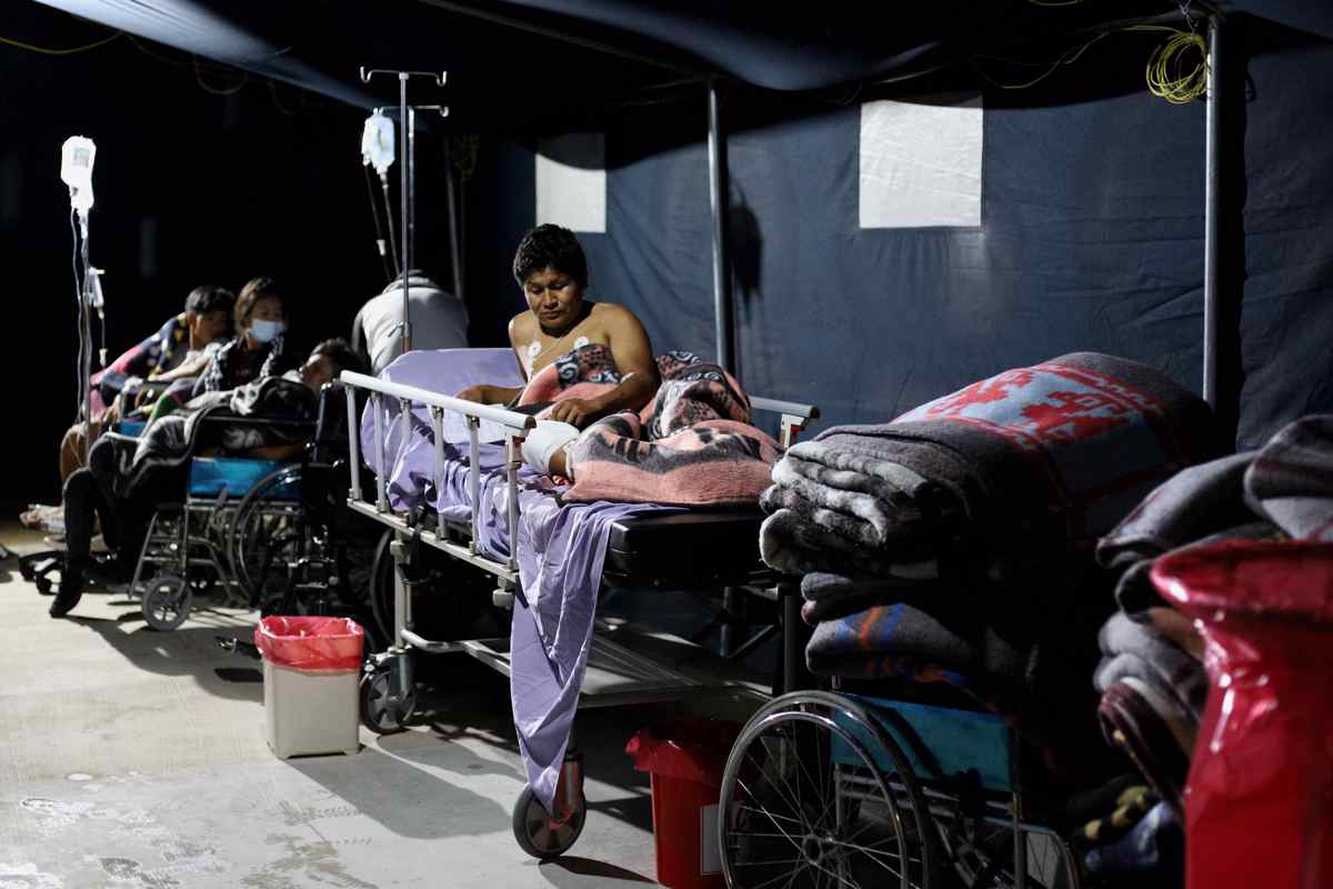 Heridos son atendidos en el hospital regional de Ayacucho tras una jornada de protestas, hoy, en Ayacucho (Perú). Al menos nueve manifestantes fallecieron en el primer día de aplicación del estado de emergencia en Perú, que suma 17 muertes desde este domingo en las marchas contra la presidenta Dina Boluarte, el Congreso y por la convocatoria de una asamblea constituyente.