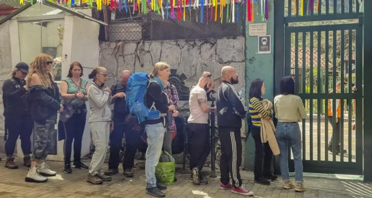 Turistas varados hacen fila en la terminal de trenes de la localidad de Machu Picchu.