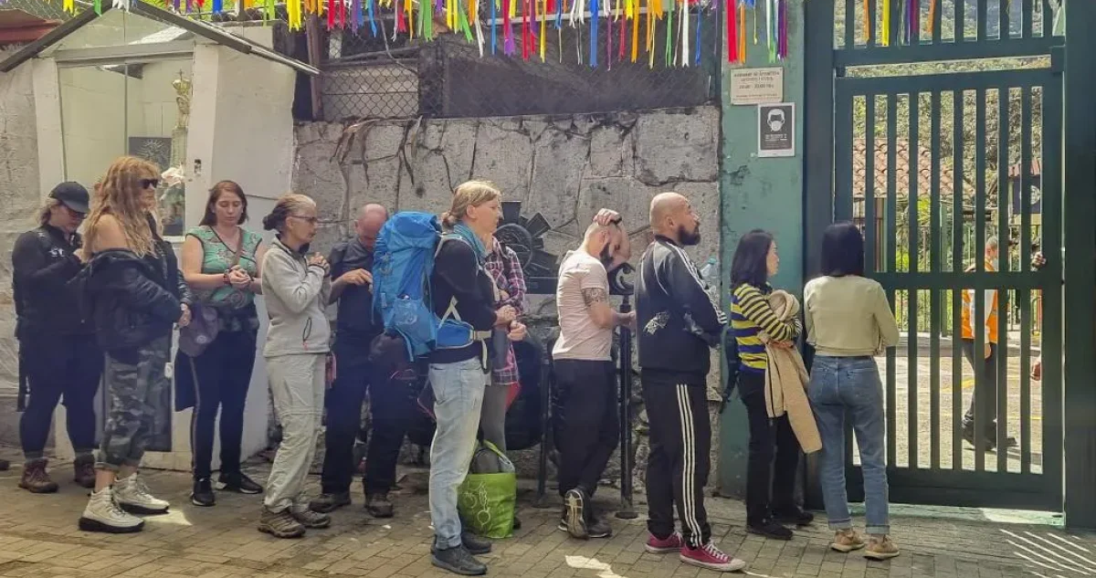 Turistas varados hacen fila en la terminal de trenes de la localidad de Machu Picchu.