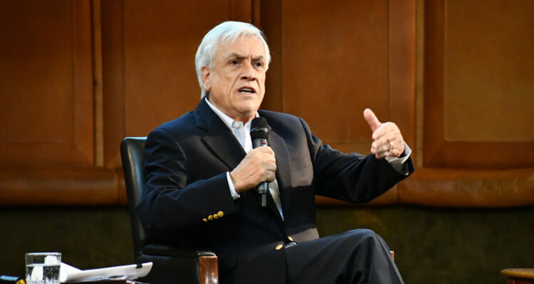 El expresidente de la República, Sebastián Piñera, es entrevistado en segunda jornada de conversaciones de futuro a la luz de la experiencia que organiza el Centro de Políticas Públicas UC.