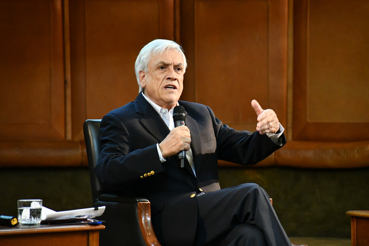 El expresidente de la República, Sebastián Piñera, es entrevistado en segunda jornada de conversaciones de futuro a la luz de la experiencia que organiza el Centro de Políticas Públicas UC.