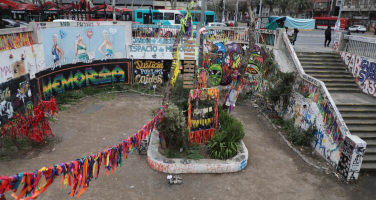 Metro mantendrá espacio de memoria en plaza hundida de estación Baquedano