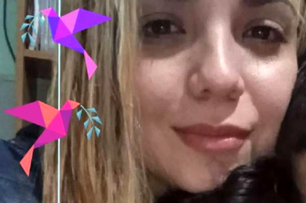Policía argentino mató a su esposa de un disparo y culpó a su hijo de 4 años.