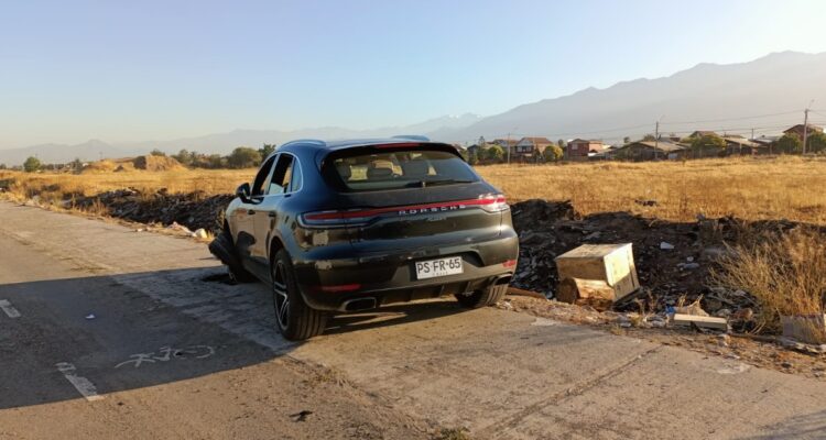 Encuentran un Porsche abandonado en autopista Acceso Sur: tenía casquillos de bala en su interior