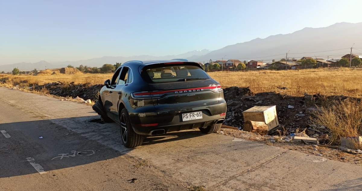 Encuentran un Porsche abandonado en autopista Acceso Sur: tenía casquillos de bala en su interior