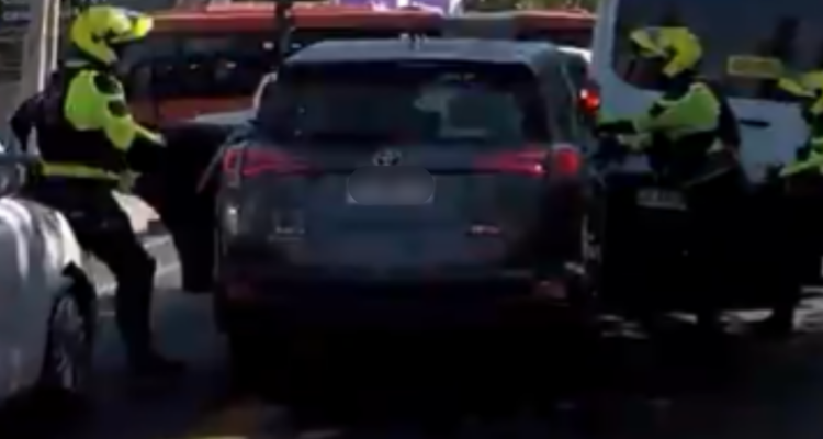 Tres detenidos tras persecución por portonazo en Vitacura: conductor tenía 13 años