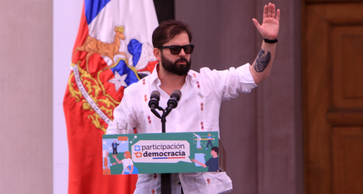 Presidente Gabriel Boric da discurso sobre la participación ciudadana.