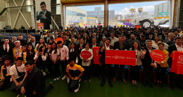 Programa Código Futuro certificó a estudiantes