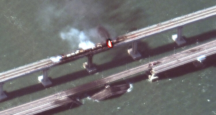 El puente de Crimea tras la explosión.