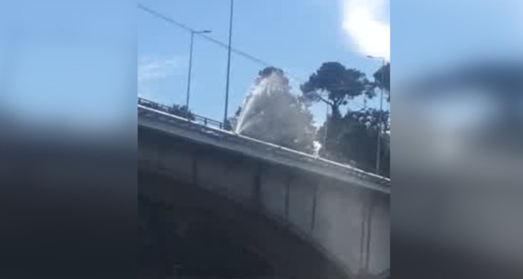 Sueltan pernos y destruyen tubería en puente de Valdivia: provocaron fuga de agua