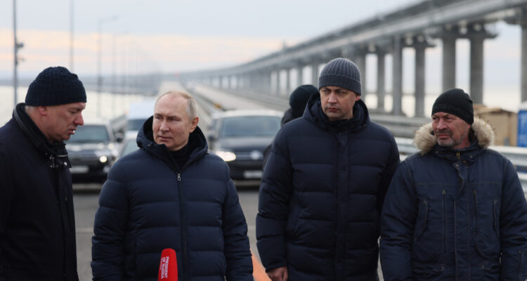 Putin inspecciona por primera vez y en persona puente de Crimea dañado en ataque ucraniano