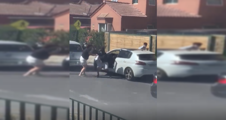Graban a mujer forcejeando con delincuentes para frustrar robo de su auto en Quilicura