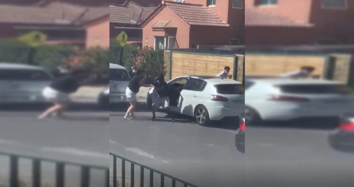 Graban a mujer forcejeando con delincuentes para frustrar robo de su auto en Quilicura
