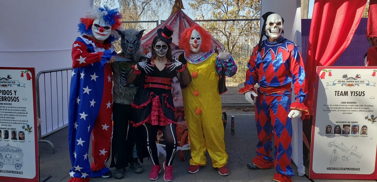 El equipo "Rápidos y Tenebrosos" de Carolina (al centro) y Duber (vestido de payaso amarillo).