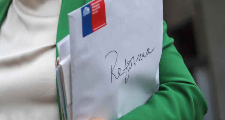 Expertos expusieron lo “bueno” y “malo” de la reforma de pensiones durante visita al Congreso