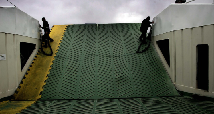 Regreso de barcaza entre Las Mulatas y Torobayo en Valdivia debería definirse en diciembre