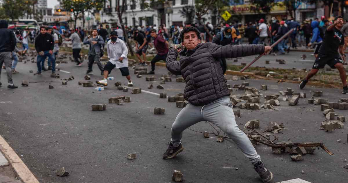 Un fallecido dejan violentas protestas en el sur del Perú: tomaron de rehenes a policías