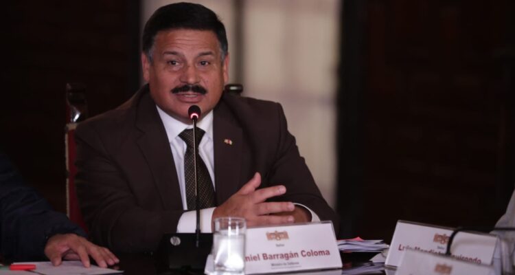 Renuncia ministro de Defensa de Perú
