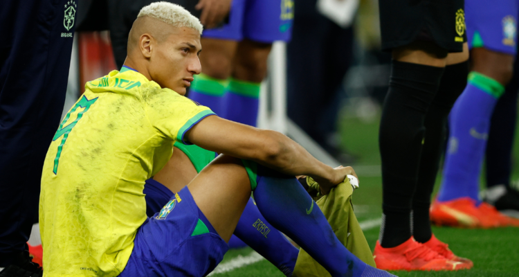 Richarlison lamenta la eliminación del Mundial de Brasil.