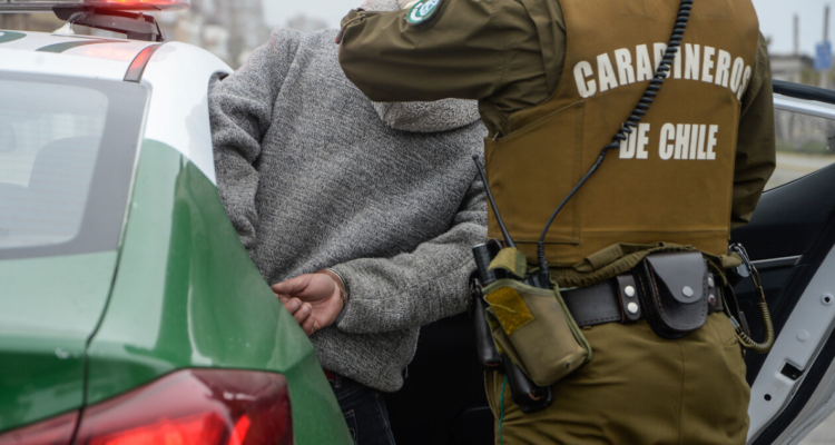 Riña en vía pública deja un detenido y a una persona en situación de calle en Hospital de Valdivia