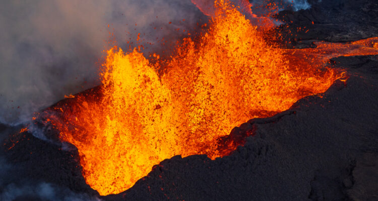 Ríos de lava del volcán Mauna Loa en Hawai se aproximan a crucial carretera de la isla