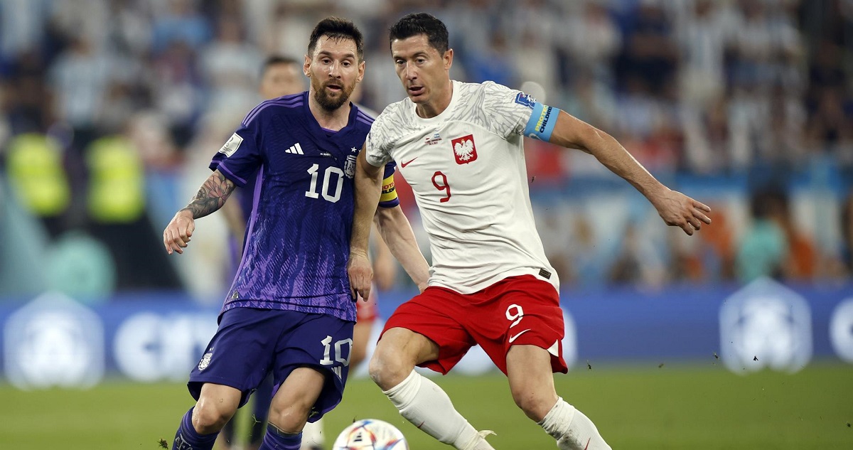 Robert Lewandowski y Lionel Messi durante su choque en Qatar 2022.