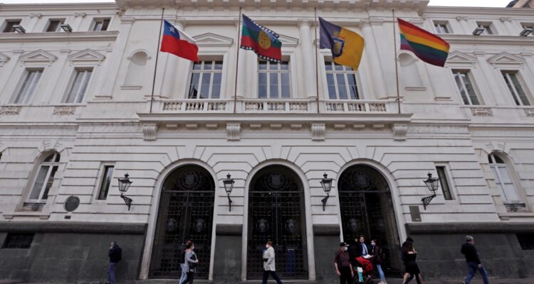 PDI busca a delincuentes que ingresaron a Municipalidad de Santiago para cometer un robo