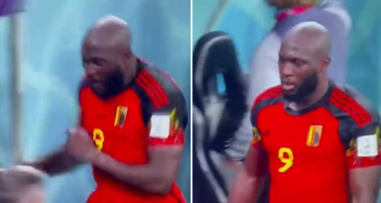 Romelu Lukaku descarga su frustración contra el banquillo tras ser eliminado en el Mundial de Qatar.